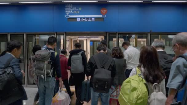 Passagiere gehen in offene Türen des Hongkong Airport Express 4k — Stockvideo