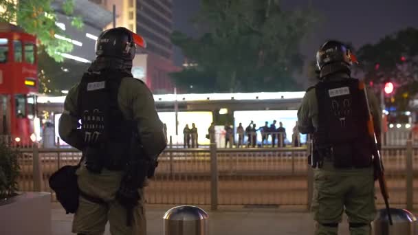 Dos policías de las Fuerzas Especiales de Hong Kong vigilan autobuses en 4k — Vídeo de stock