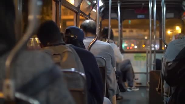 夜のトラムで通勤する人々の背中4k — ストック動画