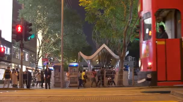 Gece 4 'te Hong Kong' da Kırmızı Tramvay Trafik Işığından Geçiyor — Stok video