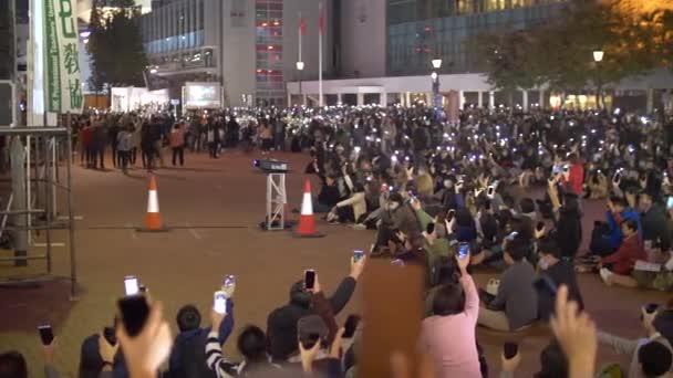 Multitud de manifestantes de Hong Kong levantan teléfonos en solidaridad 4k — Vídeo de stock