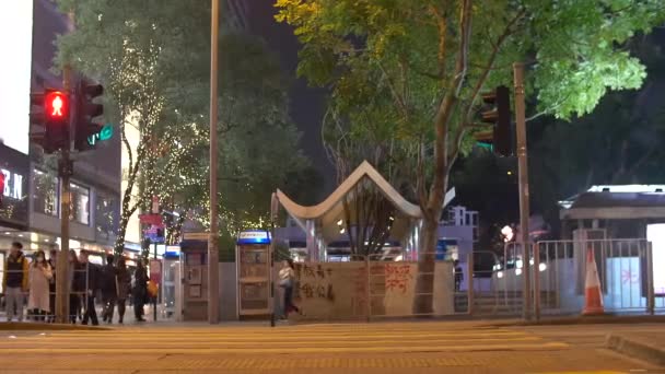 Мбаппе проехал на красный свет в Гонконге в темное время суток — стоковое видео