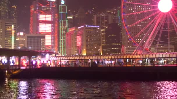 Vista notturna del parco divertimenti Brightly Lit Ferris Wheel 4k — Video Stock
