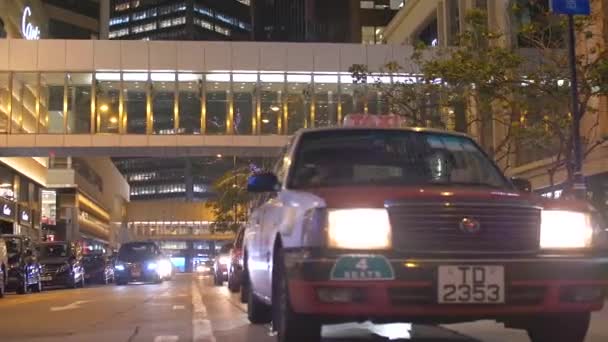 香港的士在红绿灯时分熄灯4k — 图库视频影像