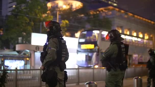 Fuerzas Especiales de Hong Kong con rifles vigilan la ciudad 4k — Vídeo de stock