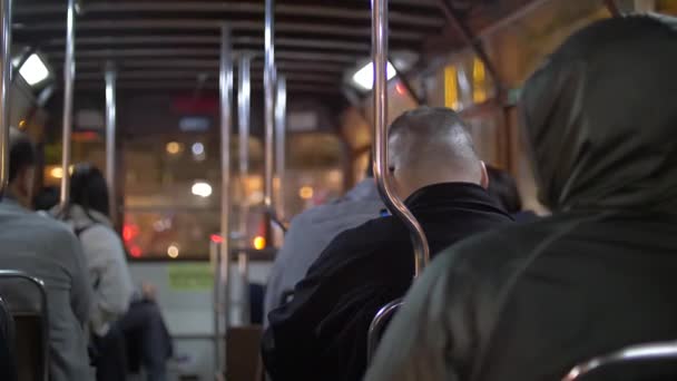 Sacs de passagers dans un tramway de nuit 4k — Video