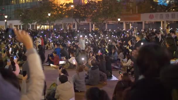 Manifestantes de Hong Kong levantan teléfonos en solidaridad 4k — Vídeo de stock