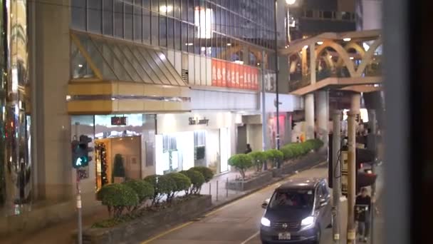 Estrada noturna com lojas em Hong Kong capturado a partir de Moving Tram 4k — Vídeo de Stock