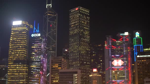 Όμορφα φωτισμένους ουρανοξύστες του Χονγκ Κονγκ τη νύχτα 4k — Αρχείο Βίντεο