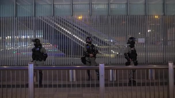 Zwaar bewapend Hong Kong Swat Team staat op straat bij nacht 4k — Stockvideo