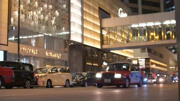 Cars Driving past Lit Mall at Night in Hong Kong at Nighttime 4k — Stock Video