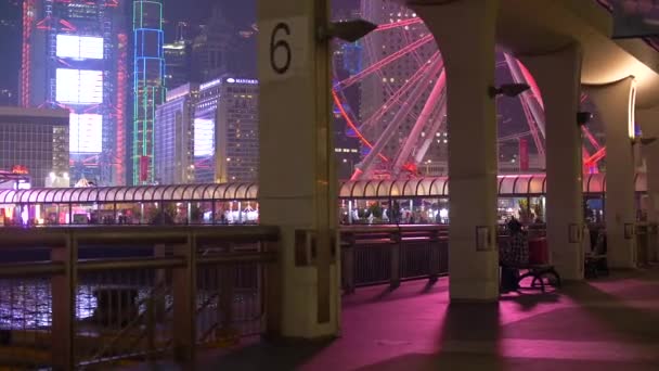 Ночной вид на город через пирсовые колонны 4k — стоковое видео