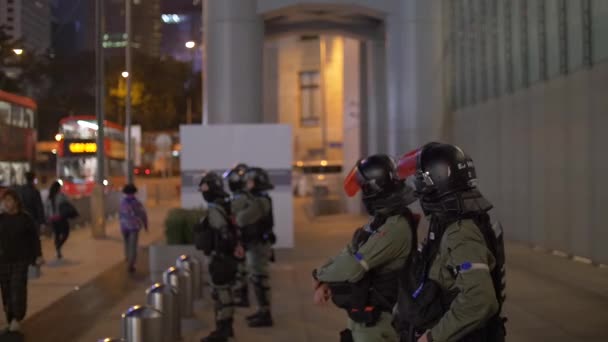 Αστυνομία ταραχών φρουρεί δημόσια υποδομή στο Χονγκ Κονγκ, Κέντρο τη νύχτα 4k — Αρχείο Βίντεο