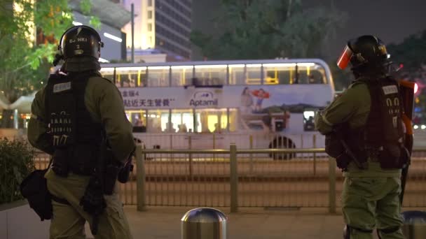 Twee oproerpolitie mensen praten terwijl ze de stad bewaken tegen geweld. — Stockvideo