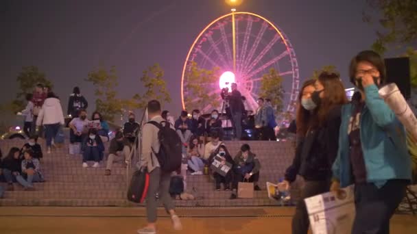 Protestantes de Hong Kong sentam-se em escadas à noite 4k — Vídeo de Stock