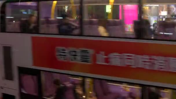 Zatłoczone Nighttime Road z dużym ruchem w Hongkongu z Moving Tram 4k — Wideo stockowe