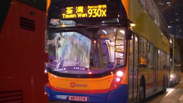 Los autobuses de dos pisos de Hong Kong paran en la parada de autobús en Nighttime 4k — Vídeos de Stock