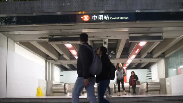 İnsanlar Hong Kong Merkez İstasyonuna girip çıkıyorlar. — Stok video