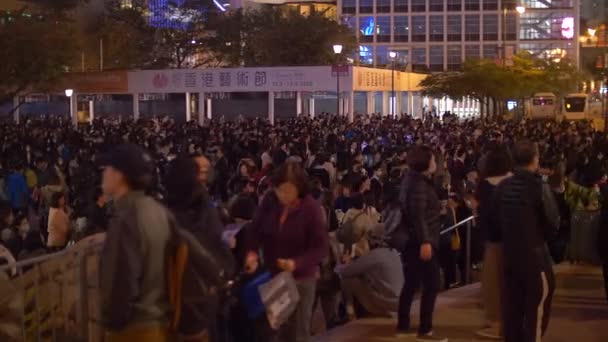 Multitud de ciudadanos de Hong Kong abandonan la protesta por la noche 4k — Vídeo de stock