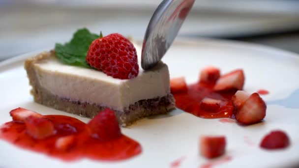 Lepel neemt een stuk van heerlijke aardbeien Cheesecake Bokeh Slow Motion 4k — Stockvideo