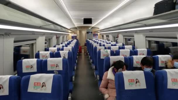 Mensen dragen maskers op de trein in China — Stockvideo