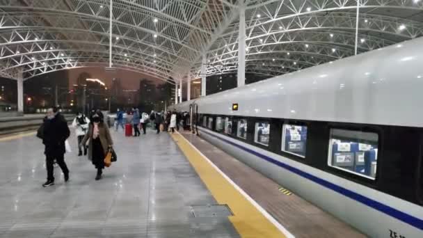 Mensen met koffers Maskers dragen Stap uit de trein in China — Stockvideo