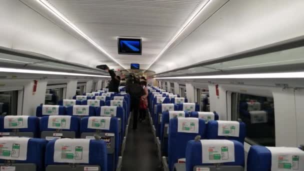 Chinese trein Passagiers Alle dragen van maskers Maak je klaar om uit de trein i — Stockvideo