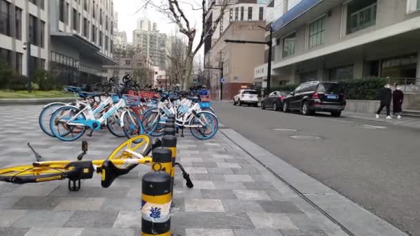 Citoyens avec des masques sur la promenade dans la rue vide du virus de la couronne en Chine — Video