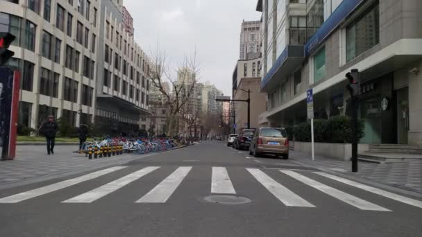 Пустая Центральная улица с переходом Зебры в Китае, Днем — стоковое видео