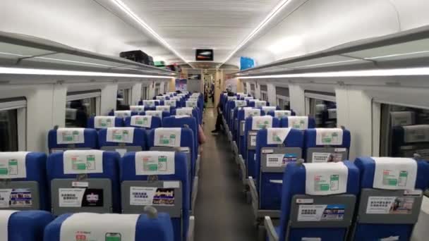 Poucos passageiros vestindo máscaras no trem vazio na China — Vídeo de Stock