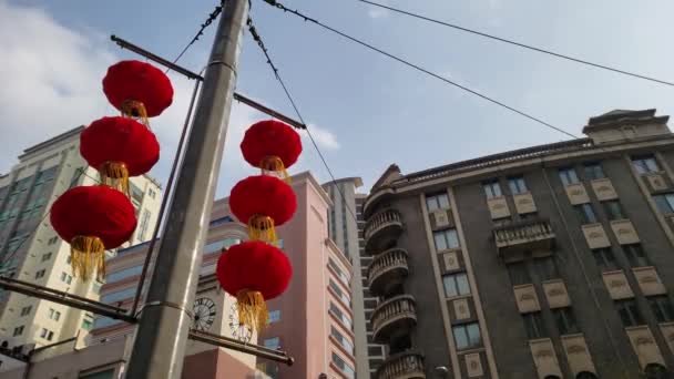 Lanternes chinoises rouges se balancent dans le vent sur le pôle en Chine — Video