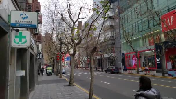 Rue chinoise avec à peine toutes les personnes en raison de la quarantaine à domicile pour le virus de la couronne — Video