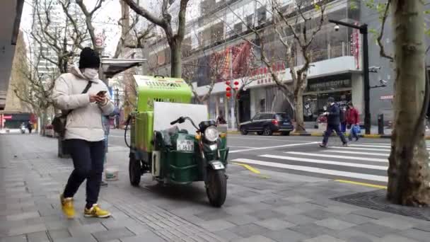 Limpadores estão lavando a rua com produtos químicos para parar o vírus Corona — Vídeo de Stock