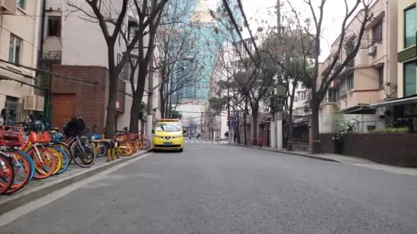 Водитель скутера в медицинской маске на пустой улице Китая — стоковое видео