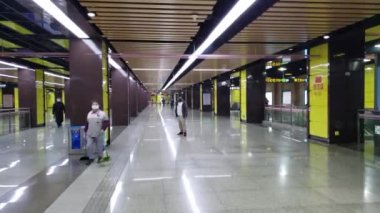 Çin 'deki boş metro istasyonunda çok az insan tıbbi maske takar.
