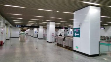 Virüs Karantinası nedeniyle Çin 'deki Boş Metro İstasyonu' nda çok az insan var. 