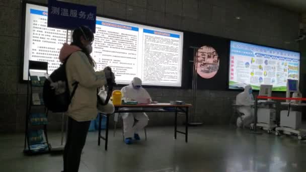 Mujer Fotografías Estación de control de virus y suites completas de protección química — Vídeo de stock