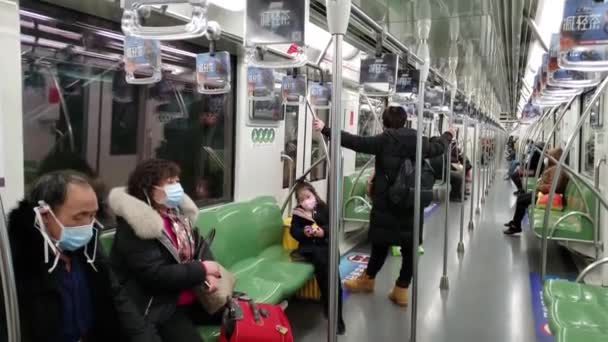 Yolcular Çin 'deki boş metro treninde tıbbi maske takıyor. — Stok video