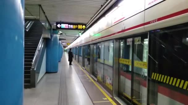 Metrotrein vertrekt vanaf het lege station in China — Stockvideo