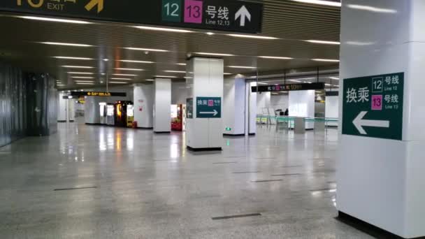 Leeg metrostation in China als gevolg van Corona Virus Quarantaine — Stockvideo