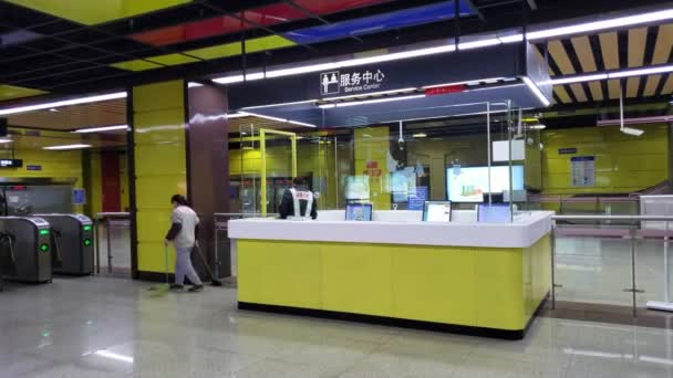 Жінки - робітники в кабінеті метро носять медичні маски в Китаї — стокове відео