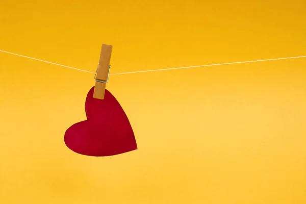 Dia dos Namorados coração vermelho no clothespin no fundo amarelo. Dia dos Namorados, dia das mães e conceito de amor. Férias e celebrações. Design para cartão com espaço de cópia . — Fotografia de Stock