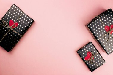 Kupa kağıdına sarılı hediye kutuları fotokopi alanı ile pembe arka planda yatıyordu. 8 Mart, Anneler Günü, Sevgililer Günü hediyeler. Kutlama konsepti. Web ve sosyal medya için pankart şablonu.