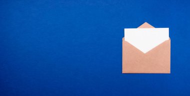 Zarfta beyaz kağıt harf düz renkli arka plan üzerinde yatıyordu. Kopyalama alanı olan üst görünüm. İletişim, ABC kavramı. Asgari biçim afiş şablonu, ağ için maket, sosyal medya.