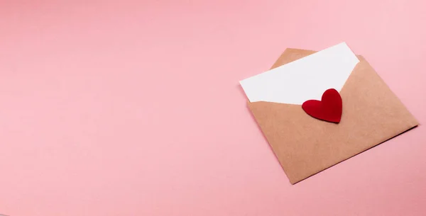Love letter with white paper sheet in craft paper envelope with red heart flat lay on colorful pink background. 8 march, Mother's day, Valentine's Day template. Top view with copy space. Stock photo — 스톡 사진