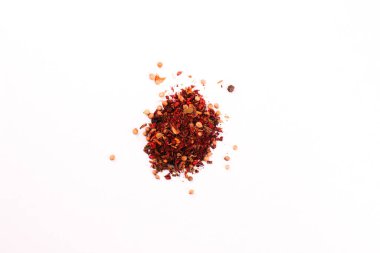 Beyaz arka plan görünümünde izole edilmiş karışık sıcak baharatlar. Paprika, biber, sarımsak, soğan, tuz. Farklı malzemeler müşterisi. Stok fotoğrafı.