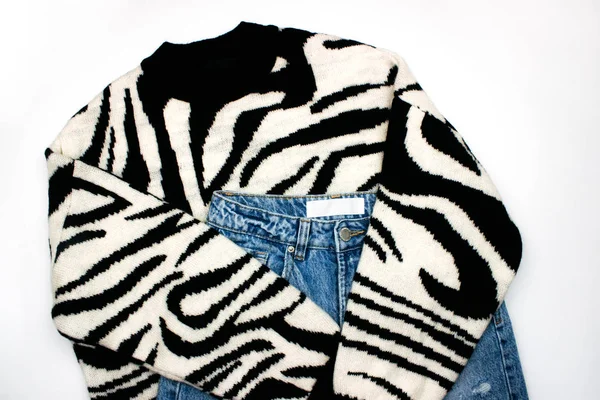 Feminino flat lay com jeans e camisola de impressão de zebra na moda isolado no fundo branco. Mulher elegante roupa moderna vista superior. Moda roupa da moda. Modelo para web, redes sociais. Foto stock . — Fotografia de Stock