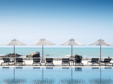 Şemsiye ve yüzme havuzu deniz beach backgr hotel Resort