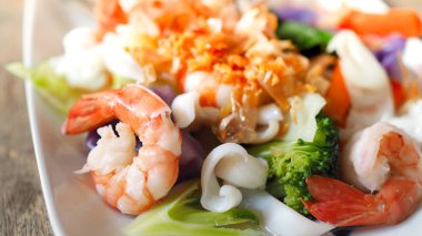 karides ve kalamar kaynatın.