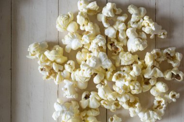 Ahşap üzerinde patlamış mısır